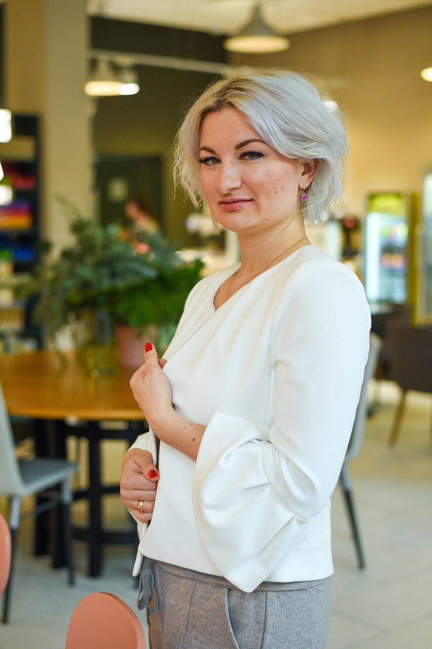 <p>
Ксения Емельянцева, мастер, преподаватель и чемпион по маникюру и наращивания </p> <p>
Ксения Емельянцева, мастер, преподаватель и чемпион по маникюру и наращивания </p>