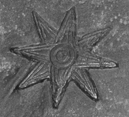 <p>
Фрагмент кудурру (стелы) царя Мелишипака I (1186–1172 гг. до н. э.), на которой изображена версия древнего месопотамского восьмиконечного звездного символа богини Иштар (Наны/Инанны), представляющего планету Венера как утреннюю или вечернюю звезду.</p> <p>
Фрагмент кудурру (стелы) царя Мелишипака I (1186–1172 гг. до н. э.), на которой изображена версия древнего месопотамского восьмиконечного звездного символа богини Иштар (Наны/Инанны), представляющего планету Венера как утреннюю или вечернюю звезду.</p>