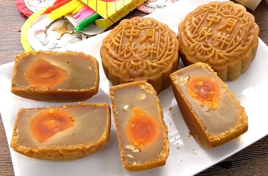 <p><br></p><p>На картинке: 月饼 yuèbǐng - лунные пряники или юэбины</p> <p><br></p><p>На картинке: 月饼 yuèbǐng - лунные пряники или юэбины</p>