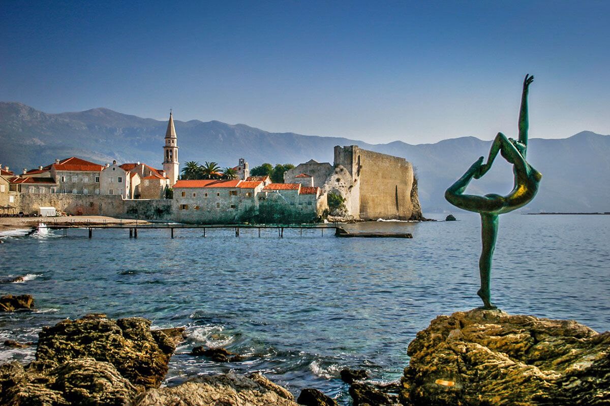 Skulptur der Tänzerin von Budva auf einem Felsen an der Adriaküste