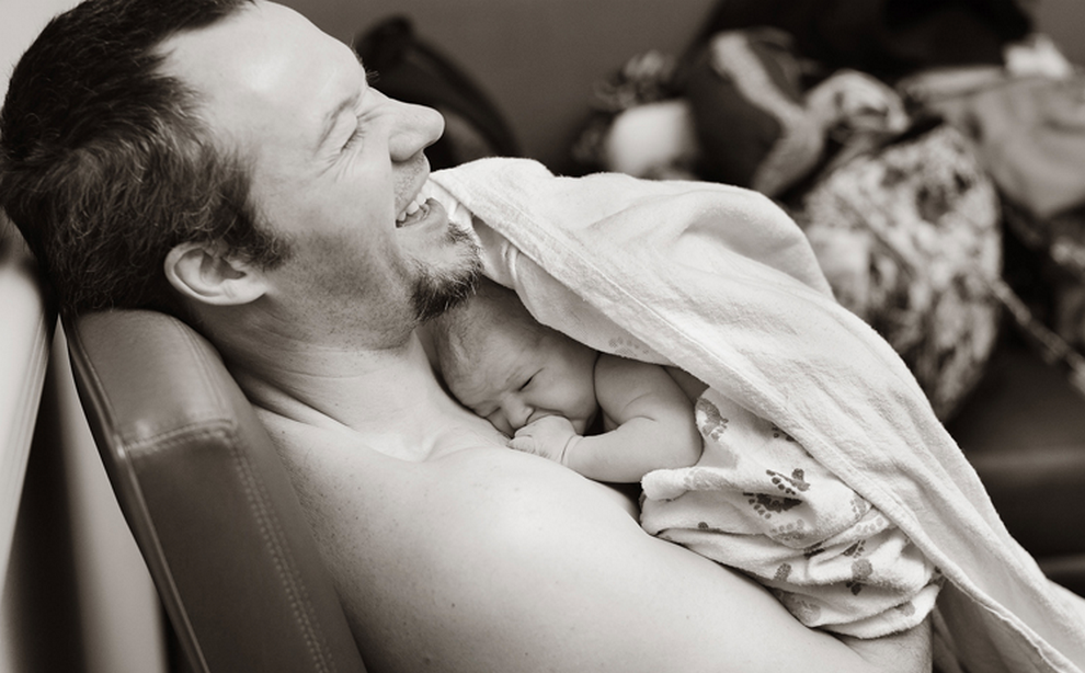 Рожать без отца. Самые трогательные фотографии. Встреча с новорожденным. Папа с новорожденным.