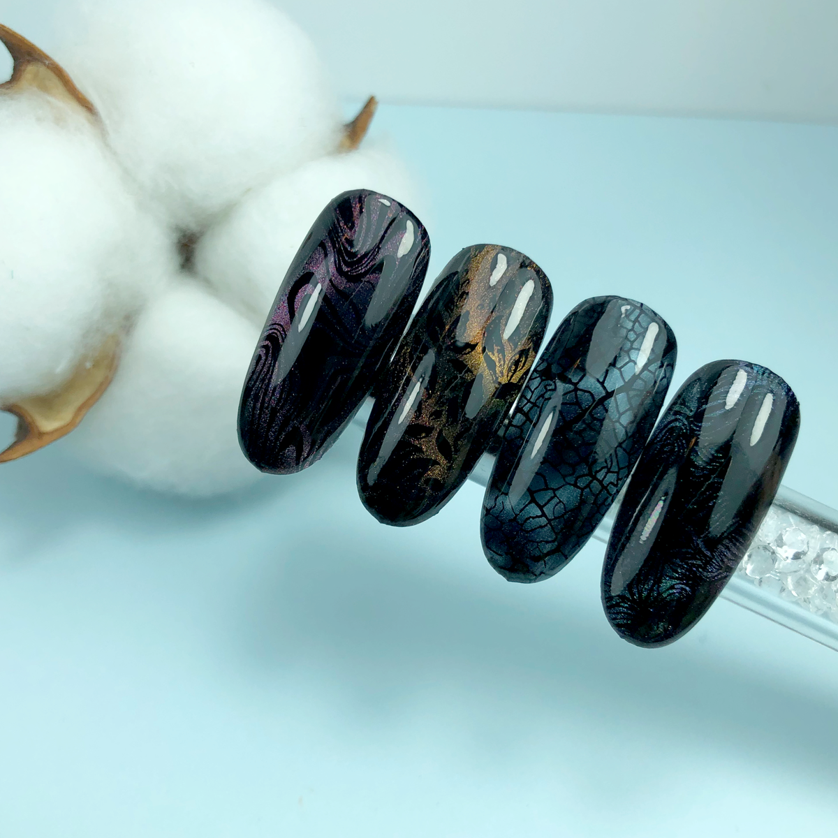 Stamping auriu pe unghii negre