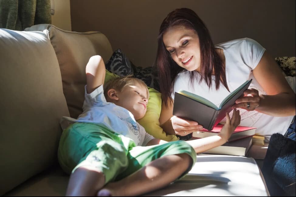 Дети читают книги с родителями картинки