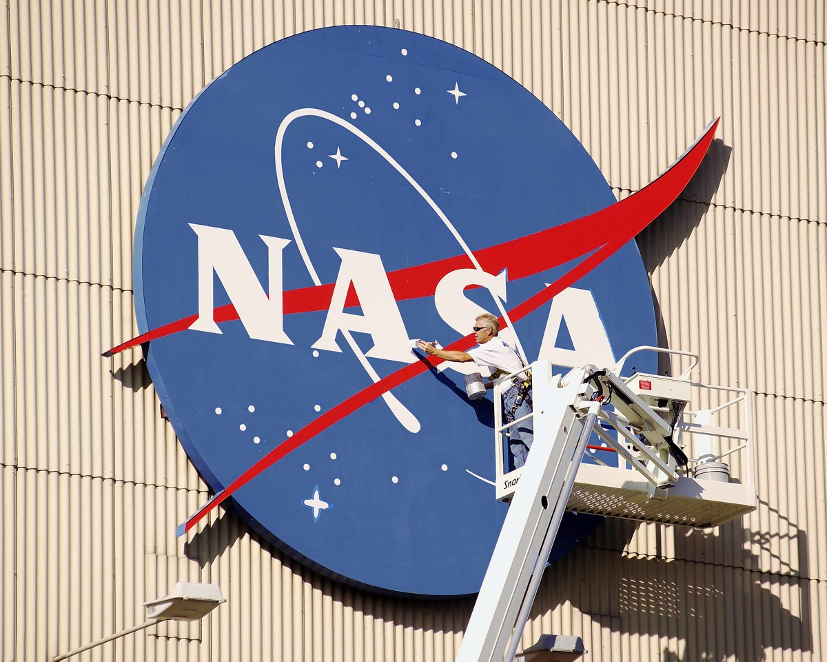 <em>Логотип NASA - сразу понятно, чем занимается компания</em>