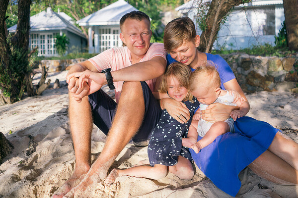 Родители оставили сыночка соседкам - порно фото Родители оставили сыночка соседкам - порно фото
