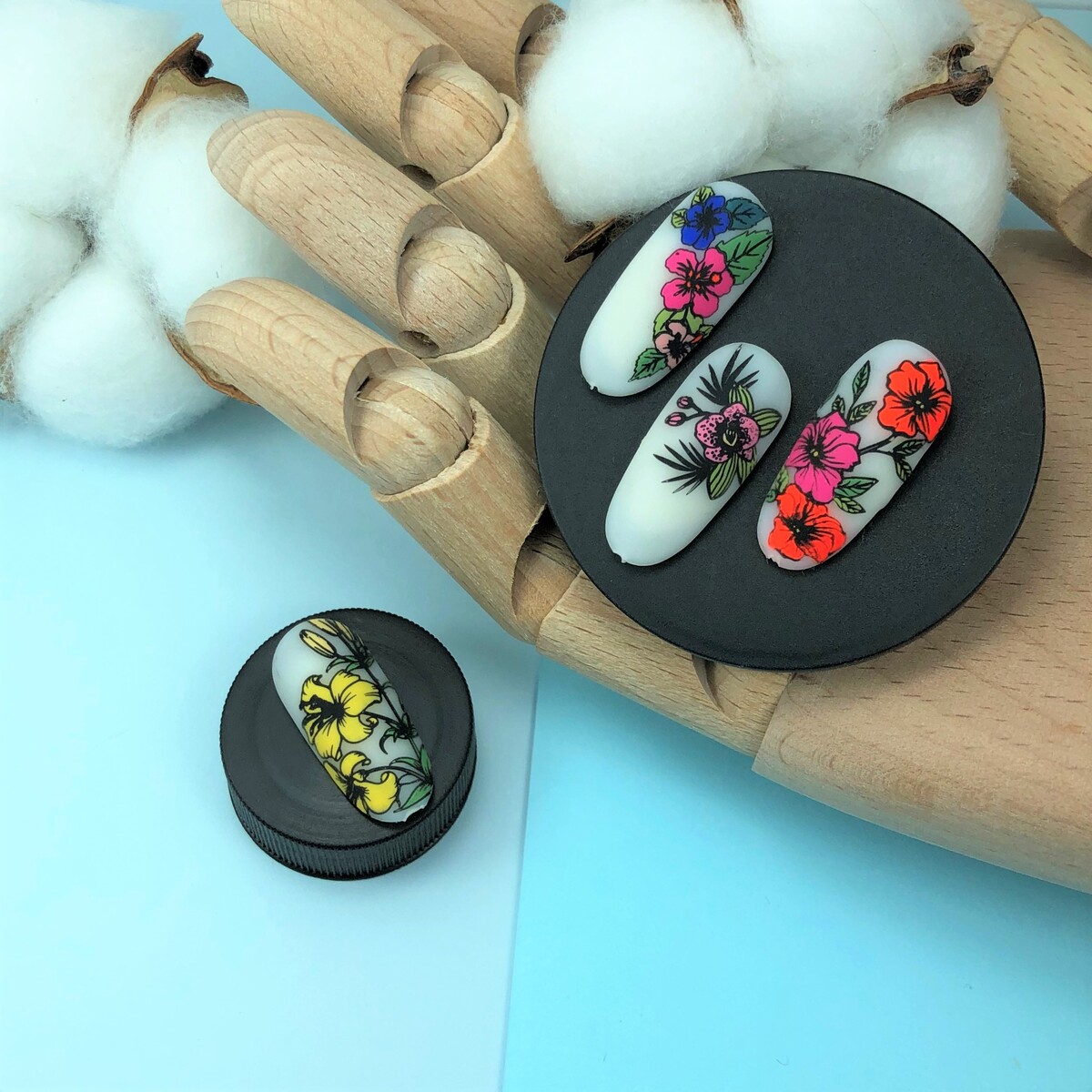 Flori colorate realizate prin stamping, pe tipsuri albe
