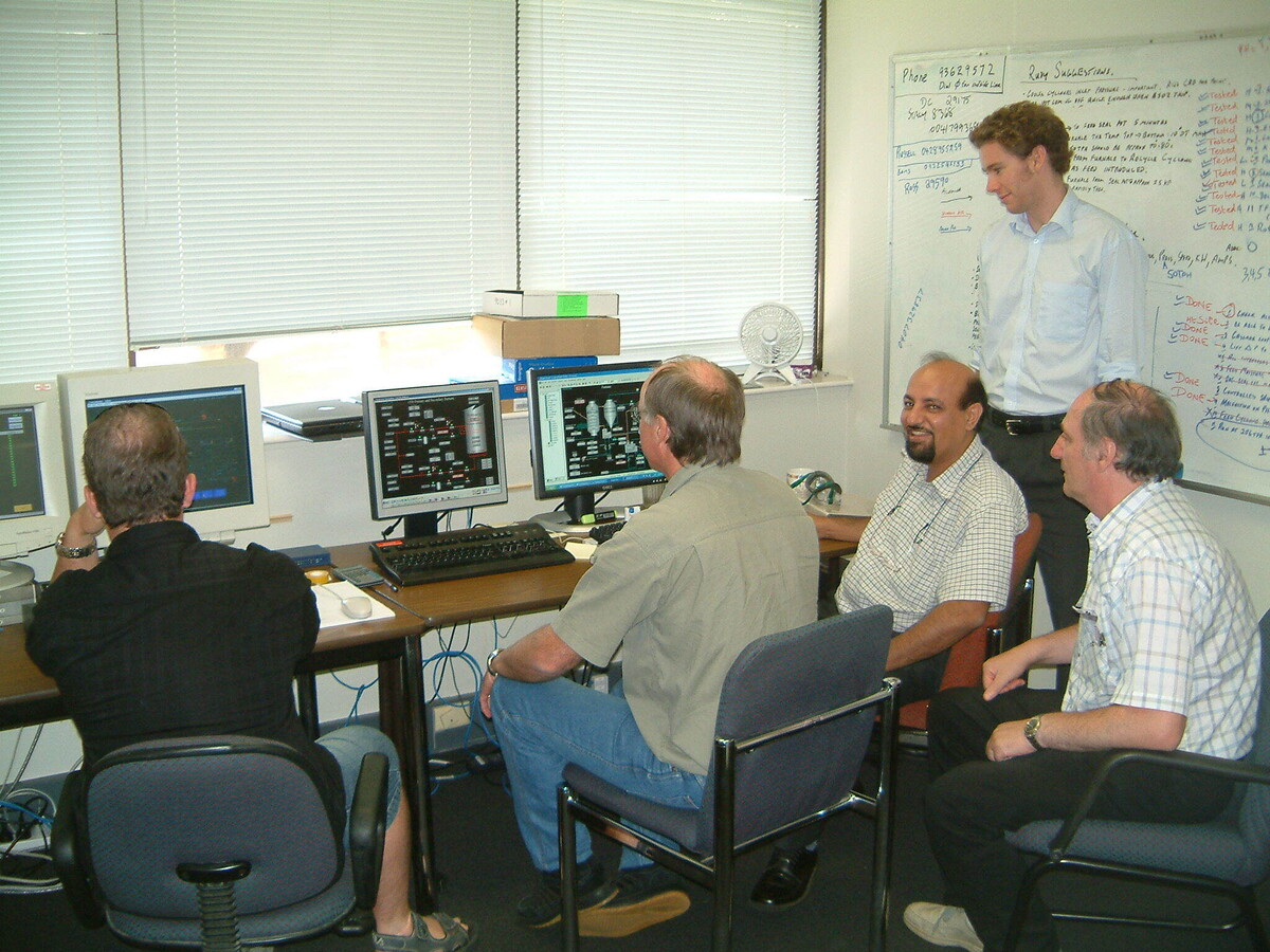 				<p>		<em>Мы за разработкой симуляторов. Два наших оператора осуществляли приёмку. Двое ребят из Honeywell и я - руководитель проекта</em>	</p>		