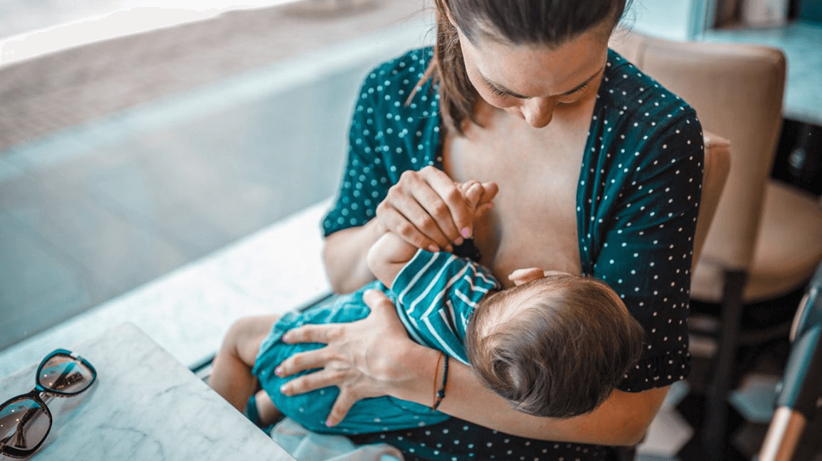 Видео где мама. Американка Breastfeeding. Девушка кормит ребенка грудью. Кормление грудью Эстетика. Жена кормит грудью.