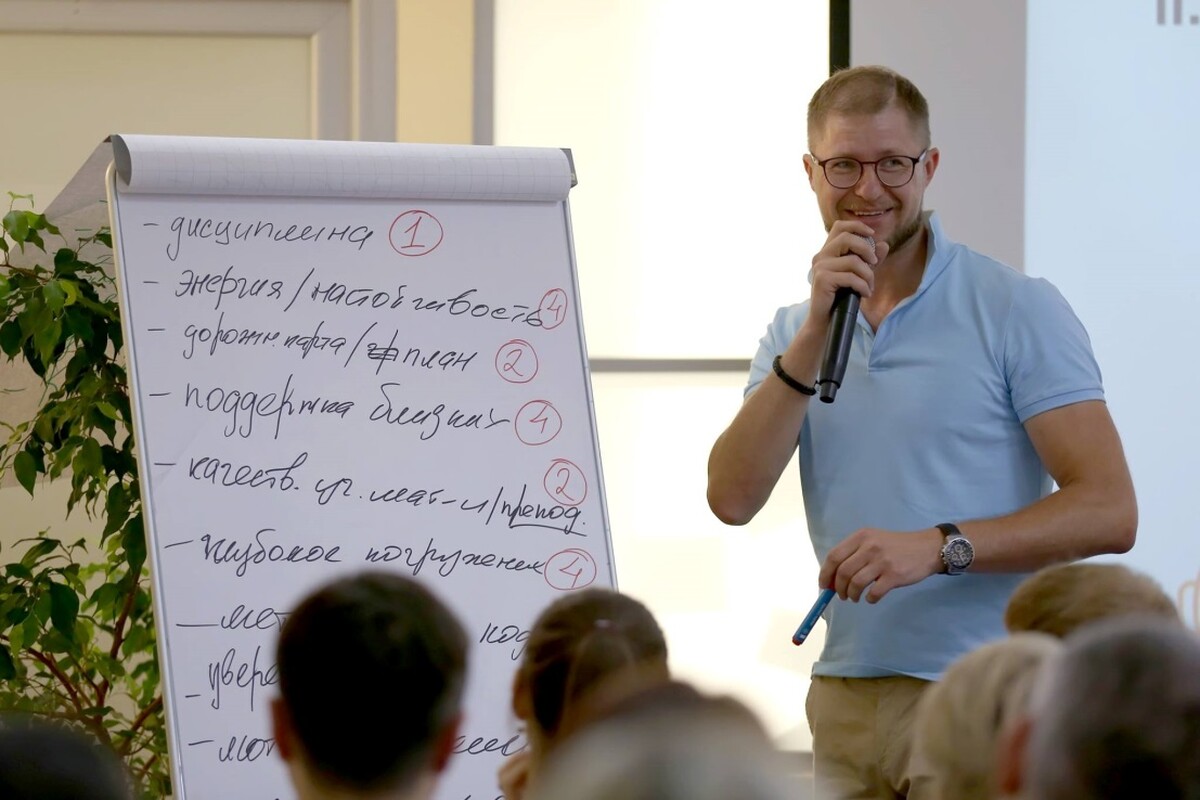 Мастер-класс KickStart, 2018. Одна из команд представляет свой список: дисциплина, энергия, дорожная карта, поддержка близких, качество материалов и преподавателя, глубокое погружение.