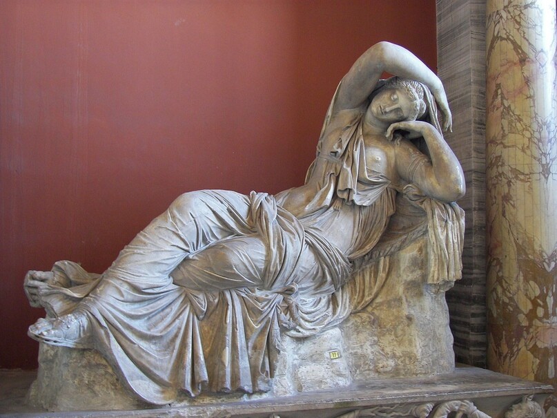 <p>Античная туника на скульптуре «Спящая Ариадна». Мрамор.Музей Пия-Климента, Ватикан.</p>