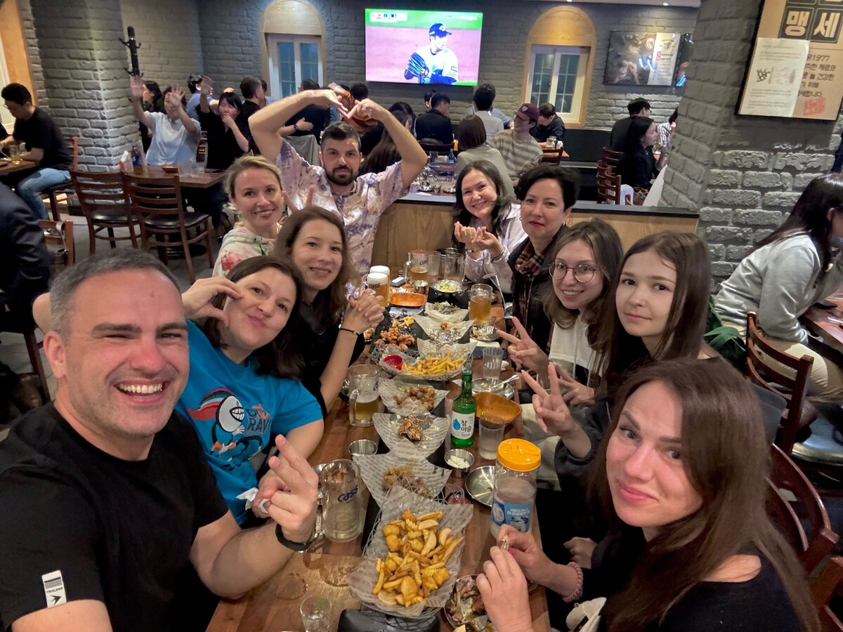 Путешественники клуба YOWAD дегустируют национальную кухню в Южной Корее