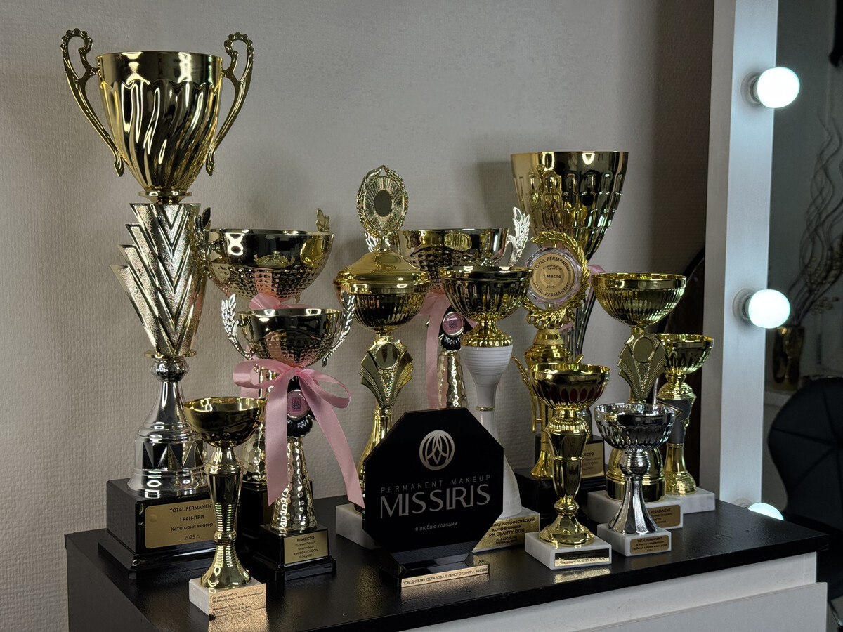 Кубок, чемпион мастер перманентного макияжа
