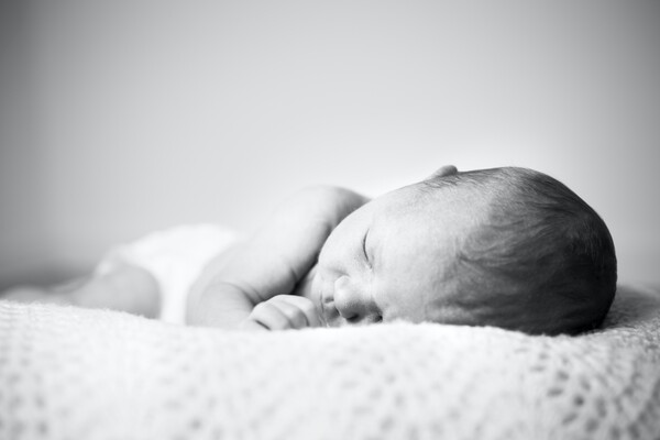 Младенец кряхтит, сопит и хрюкает во сне? Рассказываем, почему это происходит