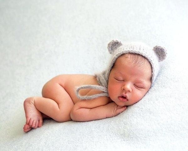 Новорожденный вздрагивает во сне: физиологические и патологические причины