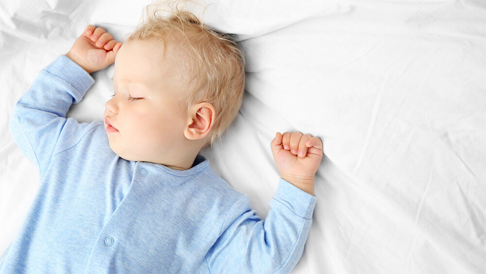 Ребёнок сильно потеет во сне. Потливость во сне у ребенка 2 года. Ребенок потеет во сне причины.