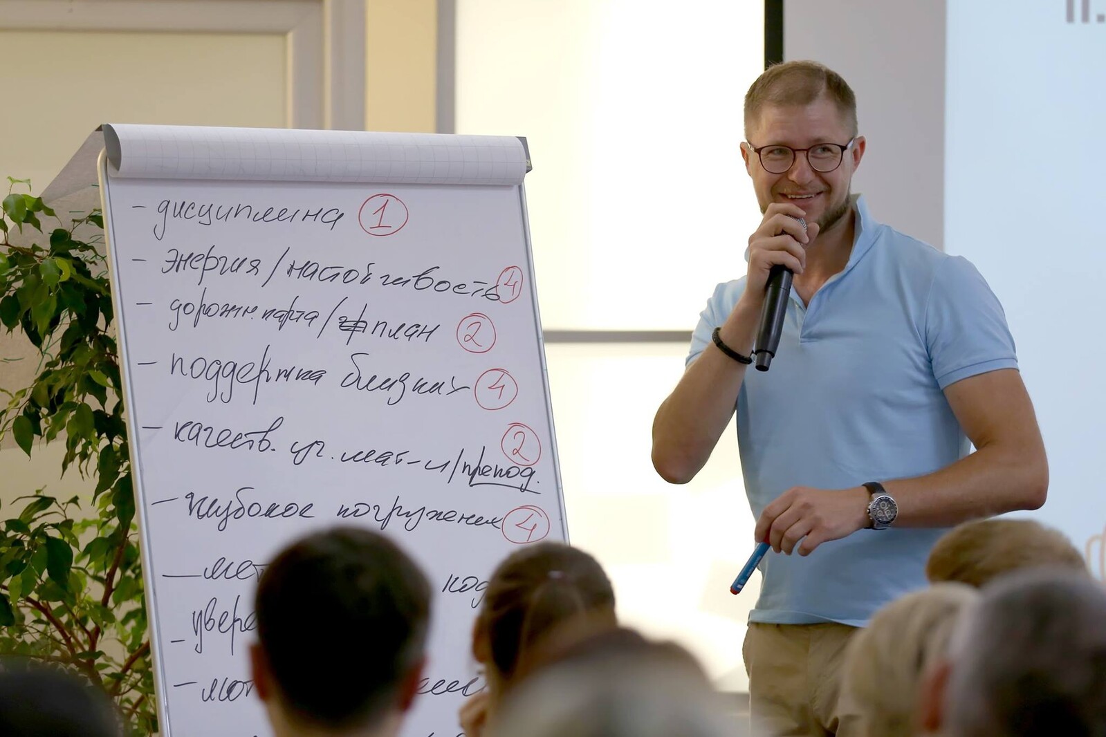 Павел Викторов у флипчарта на мастер-классе KickStart 2018