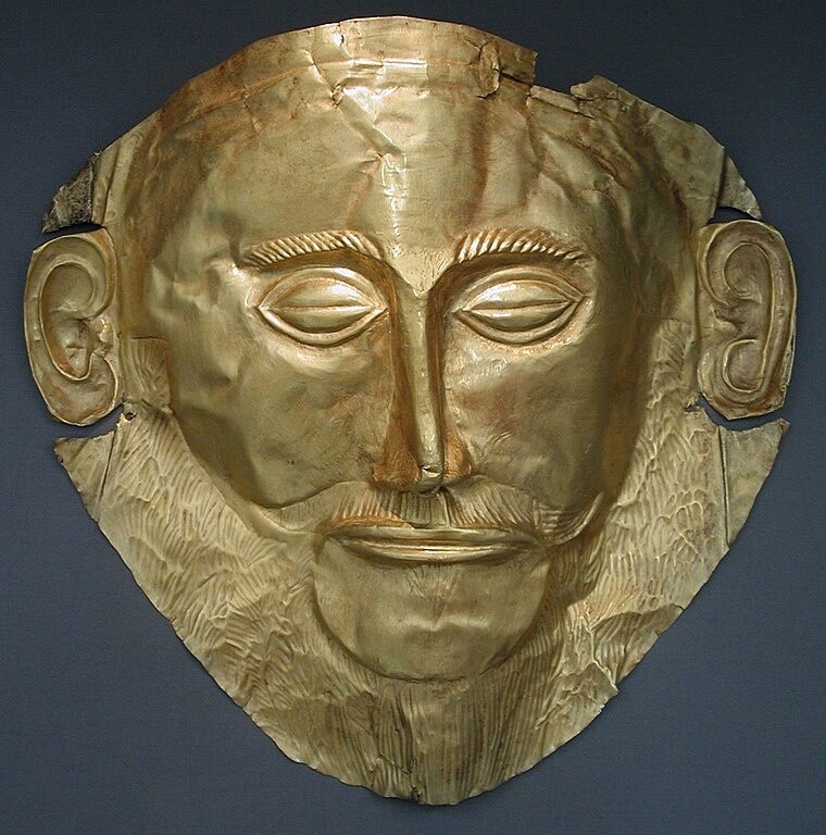 Погребальная маска, также известная как «Маска Агамемнона». Золото, найденное в гробнице V в Микенах Генрихом Шлиманом (1876 г.), XVI век до н.э. Национальный археологический музей, Афины. [всеобщее достояние]