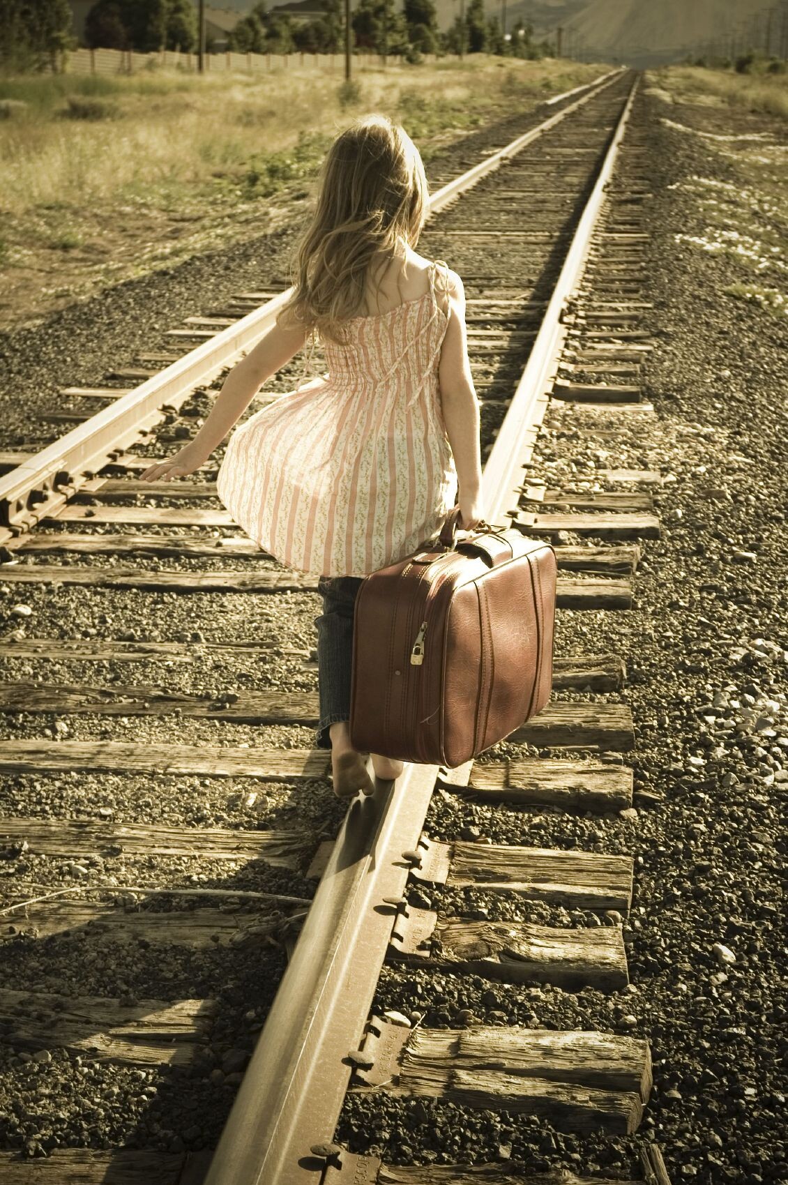Дочь уезжает жить. Чемодан для девочек. Девушка с чемоданом уходит. Девочка на рельсах. Фотосессия на рельсах.