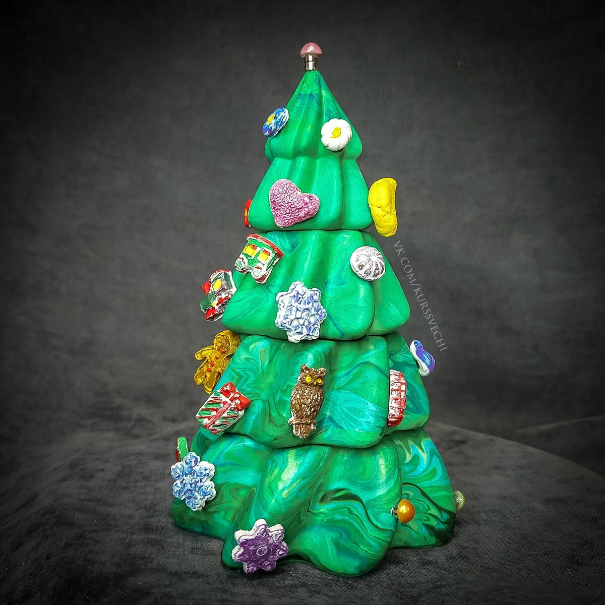 Елочка с игрушками на магнитах