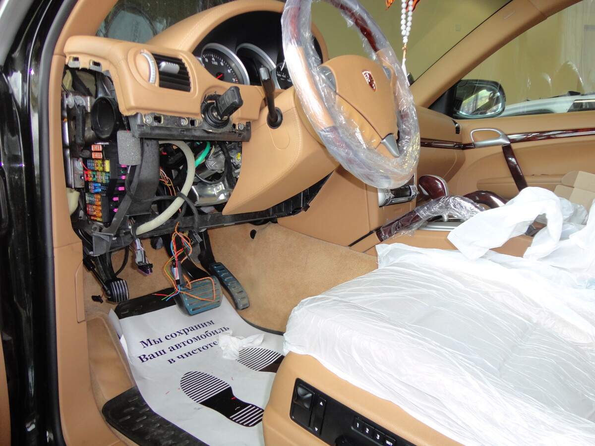 Rs6 c8 снятие двс. Система срс порше кайен. Воздушный фильтр порше панамера. Дверная карта порше кайен. Порш с двигателем газ 53.