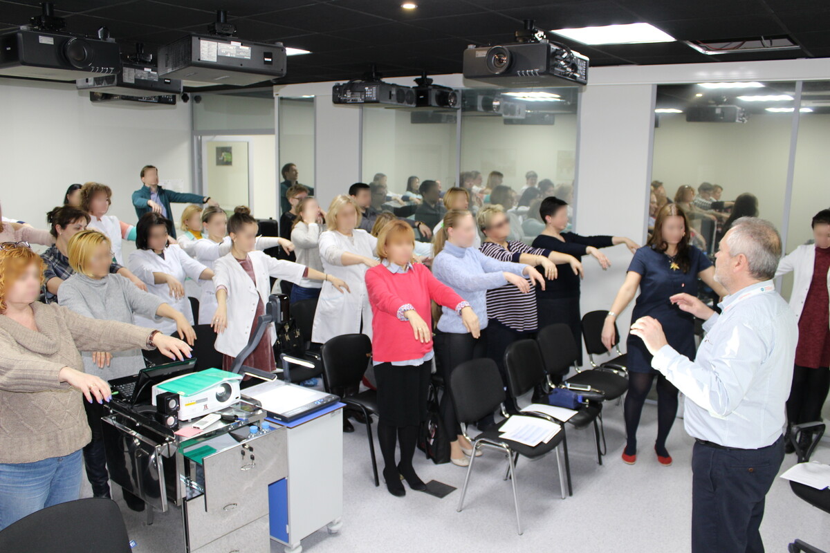 <p>
		Клинический психолог и гипнотерапевт Олег Юрьевич&nbsp;Кныш проводит сеанс гипноза с медицинскими работниками	</p>